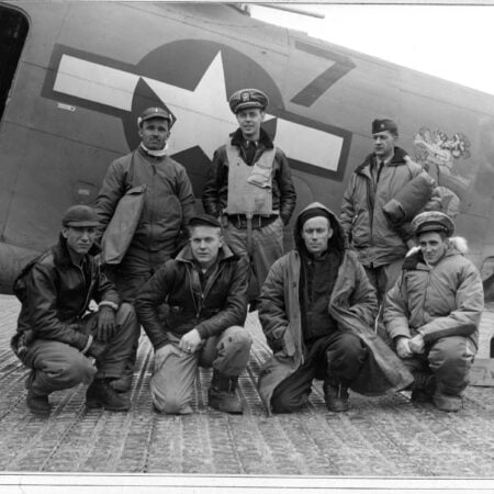 Вентура 48928/7V. Lt. Cdr. Paul L. Stahl, командир эскадрильи VB-135, третий в заднем ряду