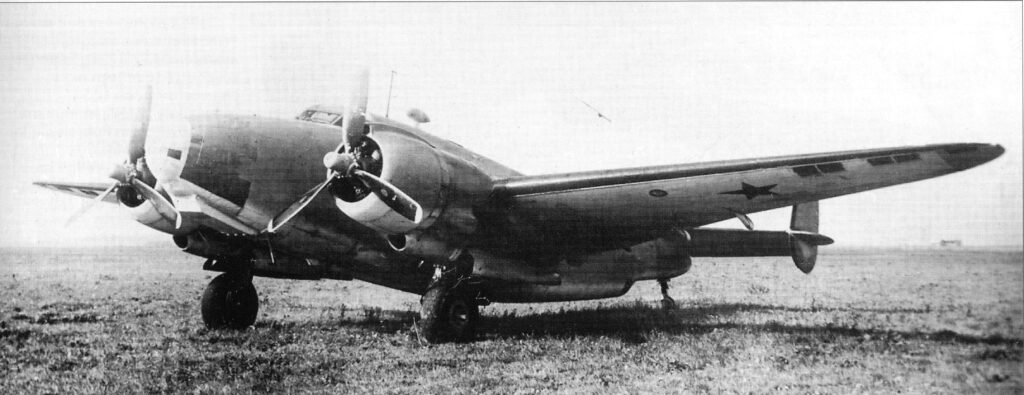 "Вентура" BuNo 49508/82V из VB-136 на испытаниях в НИИ ВВС, 1945. Фото из книги справа